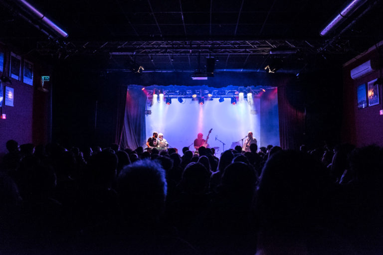 VIDEO // I Camillas di fronte ad un Locomotiv Club stipato